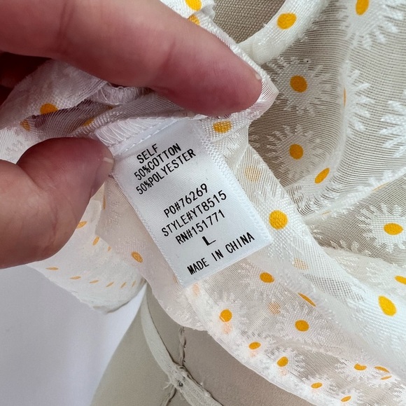 Le Lis White and Yellow Daisy Button-Up Blouse Stitch Fix - Picture 5 of 7